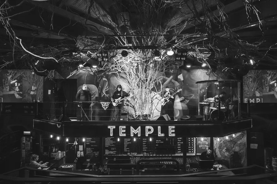 El escenario de Club Temple en blanco y negro