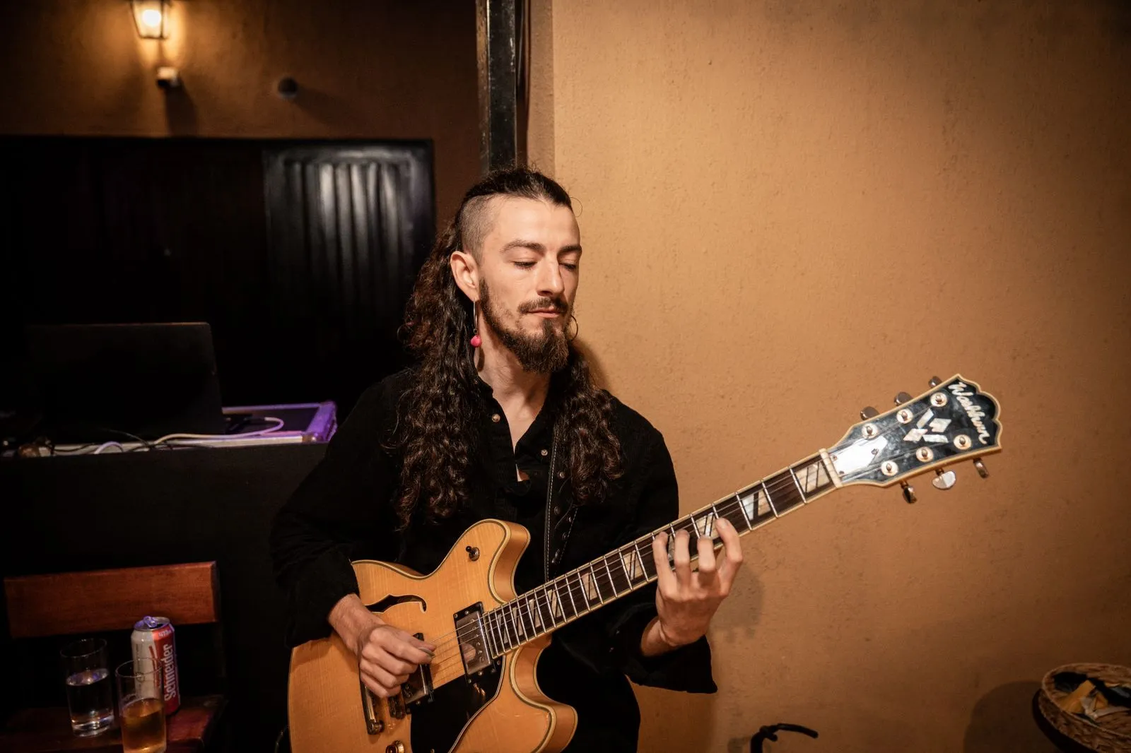 Martín Weibel tocando una guitarra de caja